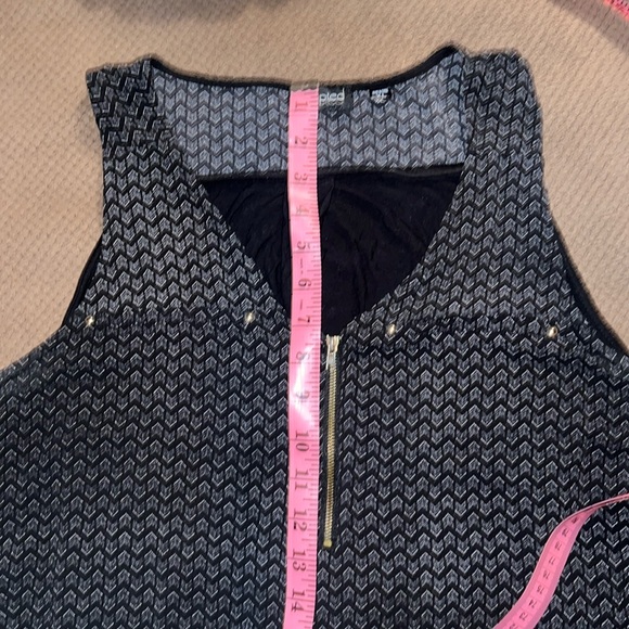 Black tank top with arrows - Picture 7 of 9